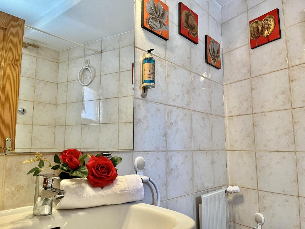 Hostal Nomadas By Gloove فيلاألبا دي لا سايرا المظهر الخارجي الصورة
