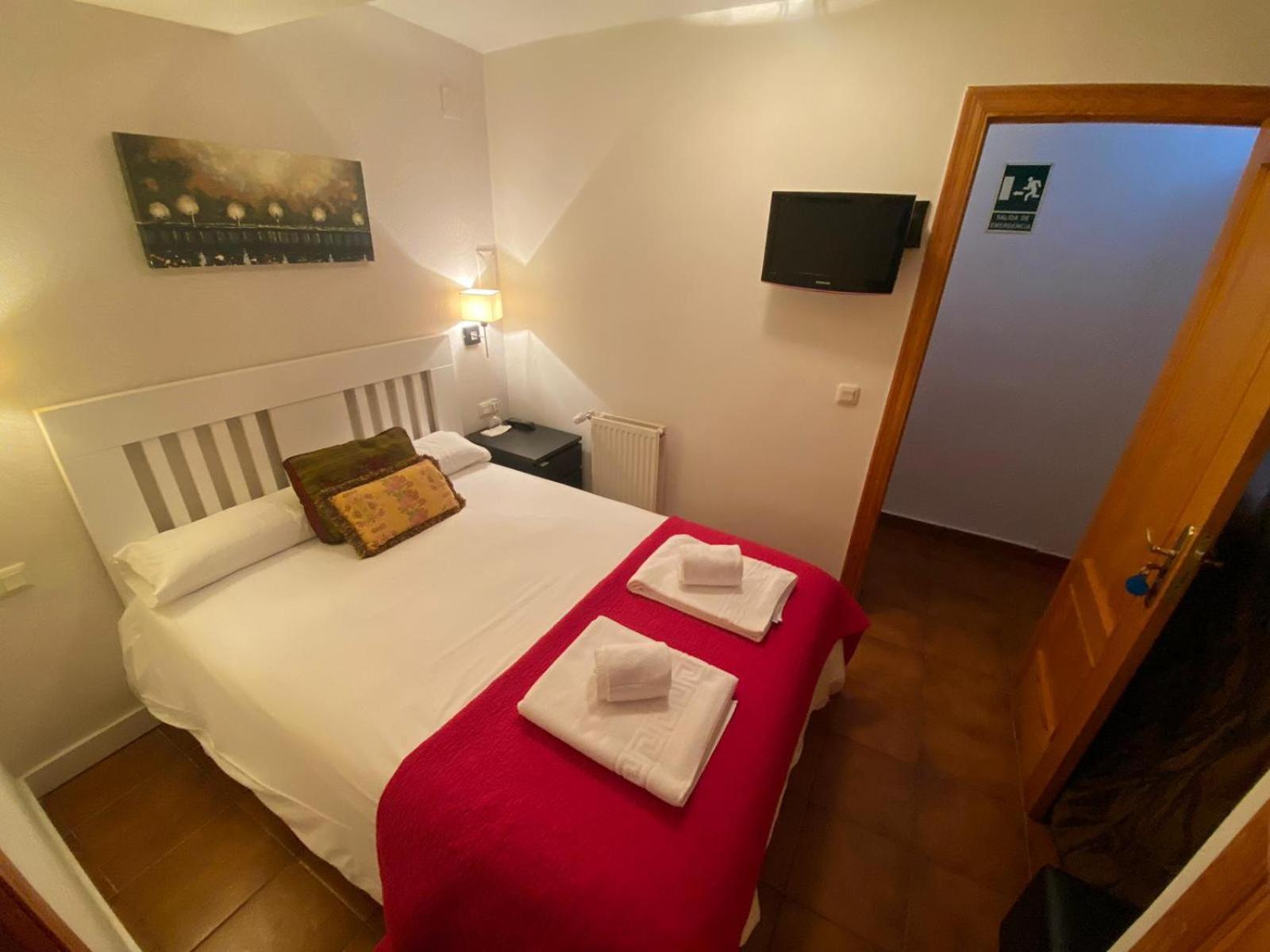 Hostal Nomadas By Gloove فيلاألبا دي لا سايرا المظهر الخارجي الصورة