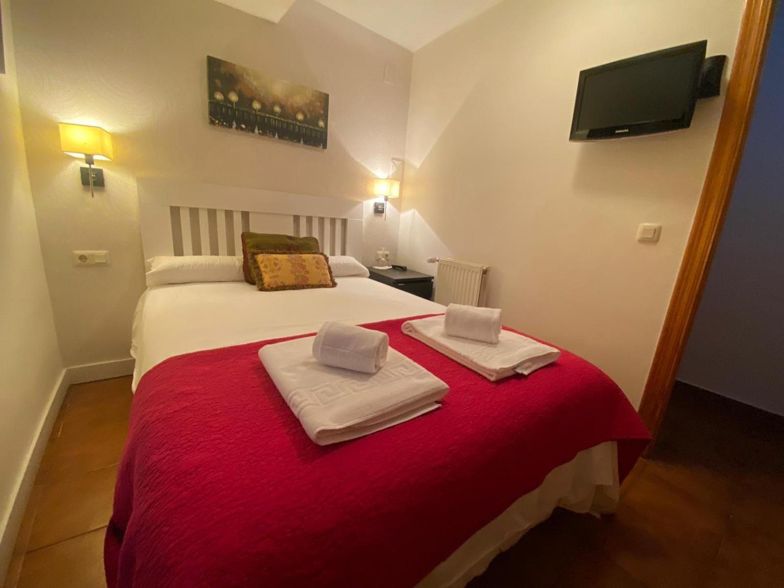Hostal Nomadas By Gloove فيلاألبا دي لا سايرا المظهر الخارجي الصورة